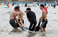 해수욕장은 친구들과 함께