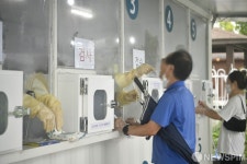 검체 채취하는 의료진