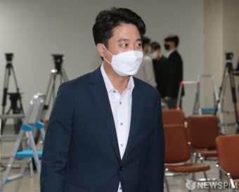 기자회견장 들어서는 이준석 대표