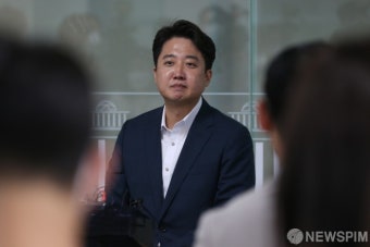 취재진과 대화하는 이준석 대표