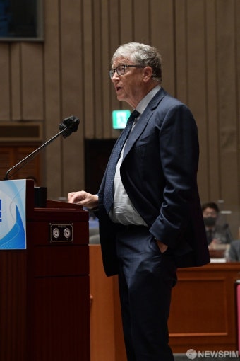 연설하는 빌 게이츠 이사장