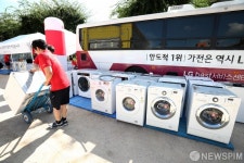 침수 피해 가전들로 가득한 남부초 운동장