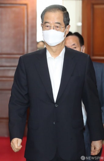 국정현안점검조정회의 참석하는 한덕수 국무총리