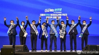 당원들에게 인사하는 더불어민주당 최고위원 후보자