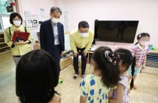 초등학교 병설유치원 찾은 장상윤 차관