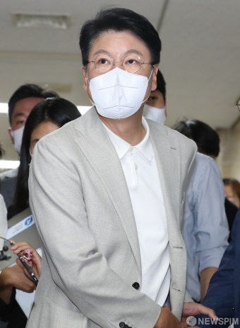 국민의힘 긴급 의총 참석하는 장제원 의원