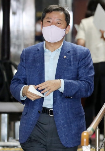 긴급 의원총회 참석하는 이철규 의원