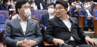대화 나누는 권성동 원내대표-송언석 원내수석부대표