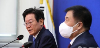 이진복 정무수석에게 인사말하는 이재명 당대표