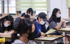 답안지 받아드는 여의도여고 학생들