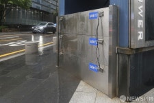 더이상의 피해는 없다... 차수판 설치한 강남역 인근 빌딩