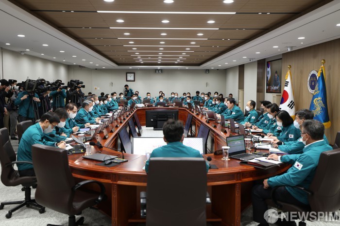 대통령 이재명, 취임 후 첫 국무회의 주재…국정 안정을 위한 각료들에 최선 다할 것 당부