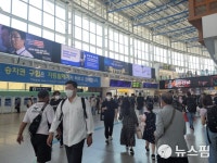 거리두기 해제 이후 첫 명절 귀성객 붐벼...고속道 일부 정체 시작