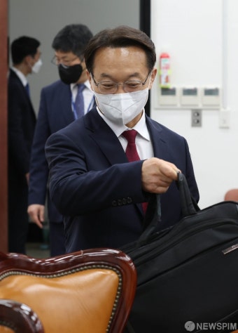 정보위원회 참석하는 조해진 위원장