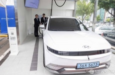 전기차 충전 시연하는 이창양 산업부 장관