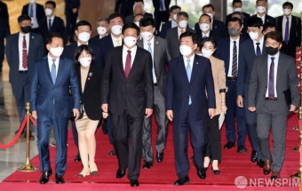 회담장 향하는 김진표 국회의장-리잔수 상무위원장
