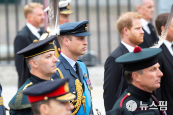 [사진] 여왕 운구행렬을 따라가는 윌리엄 왕세자와 해리 왕자