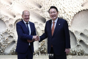 올라프 숄츠 독일 총리와 악수하는 윤석열 대통령