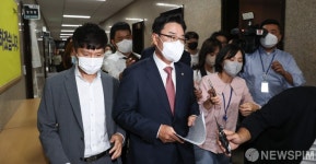윤리위 소명 마친 뒤 나서는 김성원 의원