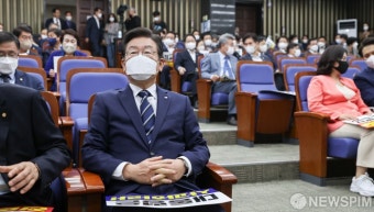 생각에 잠긴 이재명 당대표