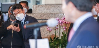 '무슨 발언하나' 성일종 바라보는 진성준