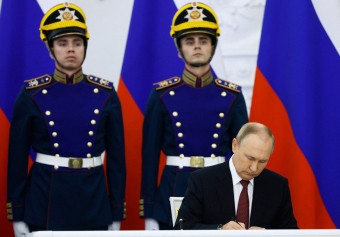[사진] 우크라 점령지 병합 조약에 서명하는 푸틴 대통령