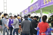 붐비는 신안 왕새우 축제