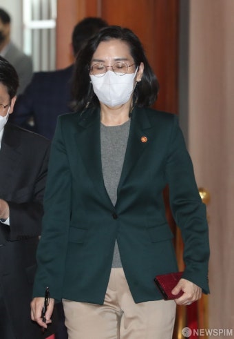 국정현안관계장관회의 참석하는 김현숙 장관
