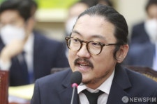 국정감사 증인 출석한 김지윤 디에스알브이랩스 대표