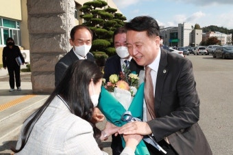 옥천군청서 꽃다발 받는 김영환 충북지사