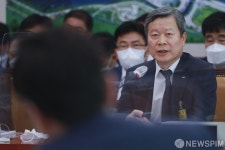 답변하는 김일환 한국도로공사 사장 직무대행