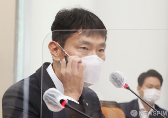 얼굴 만지는 이복현 금감원장