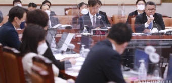 질의에 답하는 유병호 감사원 사무총장