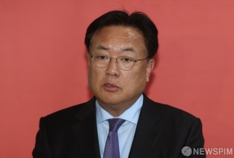 윤 대통령 오찬 관련 질문 답하는 정진석 비대위원장
