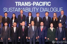 기념촬영하는 한덕수 총리와 반기문 전 유엔 사무총장