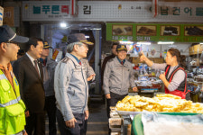 부산경찰청장·자치경찰위원장, 수영팔도시장 치안현장 점검