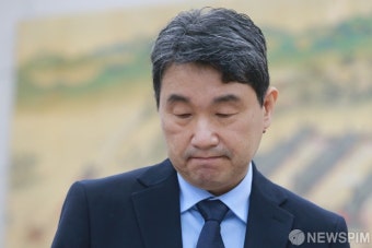 입 굳게 다문 이주호 사회부총리 후보자