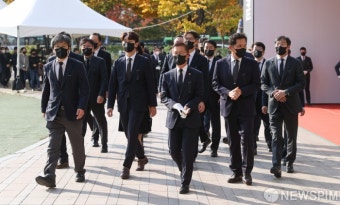 조문 마친 뒤 나서는 이정식 장관