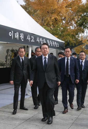 尹대통령, 합동 분향소 이어 이태원 참사 희생자 장례식장 찾아 위로