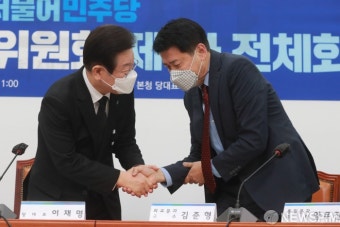 악수하는 이재명 대표 - 김준형 교수