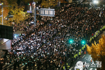 시청역 인근 도로에 모인 시민들... 이태원 참사 추모집회