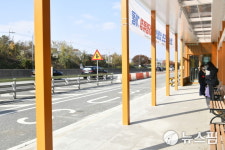 보행로 없는 광주 비아정류장...시민·운전자 사고날까 아찔