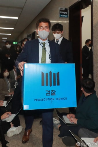 국회 나서는 검찰... 민주당 정무조정실장 사무실 압수수색 종료