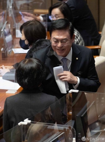 의원들 축하받는 정우택 의원