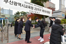하윤수 부산교육감, 기장군 첫 수능시험장 방문…수험생 격려