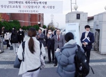 수능 응시생 격려하는 김부영 창녕군수