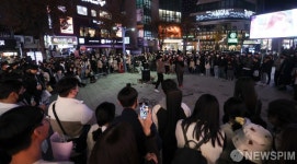 버스킹 보는 시민들