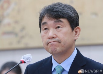 입 굳게 다문 이주호 사회부총리