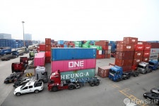 멈춰선 화물차들