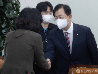 인사 나누는 이만희 특별위원장